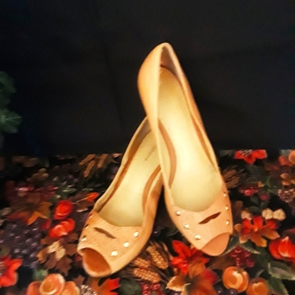 Liz Claiborne Tan Wedges - Picture 3 of 10